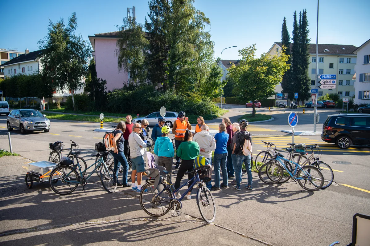 veloerfahren-fahrrad-verkehr-uster-sbo-31 Im Rahmen der Tour «VELO erFAHREN» soll der Ustermer Bevölkerung die Velostadt Uster näher gebracht werden., Die Verkehrsplaner Christian Ochsner und Manuela Raab (v.l.) erläuterten, welche Massnahmen die Stadt bereits getroffen hat. , Unter anderem dürfen Velos neu links in die Freiestrasse abbiegen. Ein Umstand, der Konflikte mit sich bringen kann., Die Ustermer zeigten sich auf der Tour kritisch; gemäss ihnen gibt es noch einiges zu tun in Sachen Velofreundlichkeit.