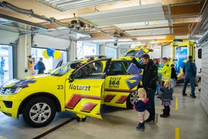 1_regio144-tagderoffenentuer-rettungsdienst-rueti-sbo-8_preview Bei der Regio 144 war auch ein Notarzteinsatzfahrzeug zu besichtigen., Auch das Zentrum für Radiotherapie Rüti hatte seine Türen geöffnet., Im ZRR wird Hochpräzisionstechnik zur Krebsbehandlung eingesetzt., Das ZRR verfügt auch über ein Computertomographiegerät., Ein Rettungssanitäter beantwortet Fragen zur Ausrüstung eines Rettungswagens., Rettungsfahrzeuge: auch für Kinder faszinierend., Besucher jeden Alters kamen an den Tag der offenen Tür.