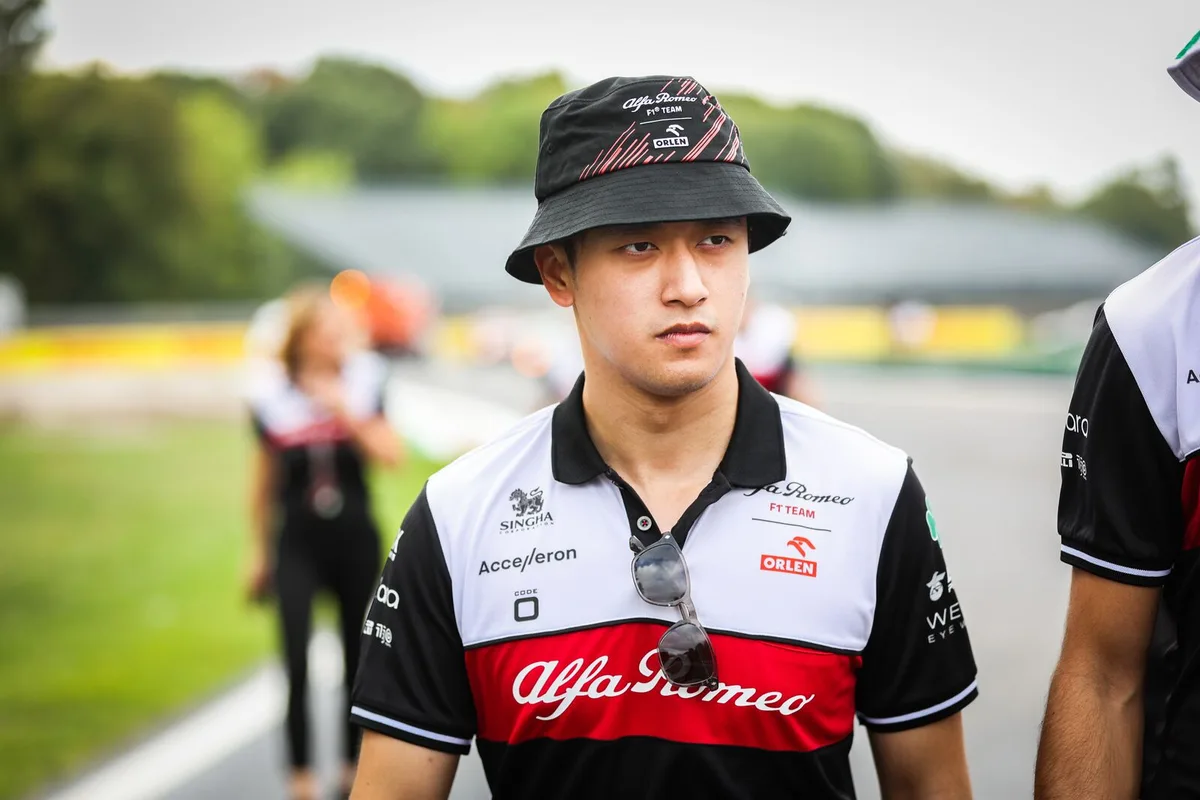 large-2022_italian_grand_prix_-_thursday Guanyu Zhou bleibt für eine weitere Saison beim Hinwiler Rennstall., Sie bleiben Teamkollegen: Valtteri Bottas (links) und Guanyu Zhou.