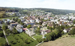 kff-kinderhospiz-flamingo-fallanden1-vp01-229023 Neben der katholischen Kirche in Fällanden soll das Kinderhospiz einst gebaut werden., Bis die Stiftung die Tore für Kinder mit lebenslimitierenden Erkrankungen öffnen kann, dauert es allerdings noch über zwei Jahre, Diese Wiese hat die katholische Kirche der Stiftung für das Hospiz zur Verfügung gestellt.