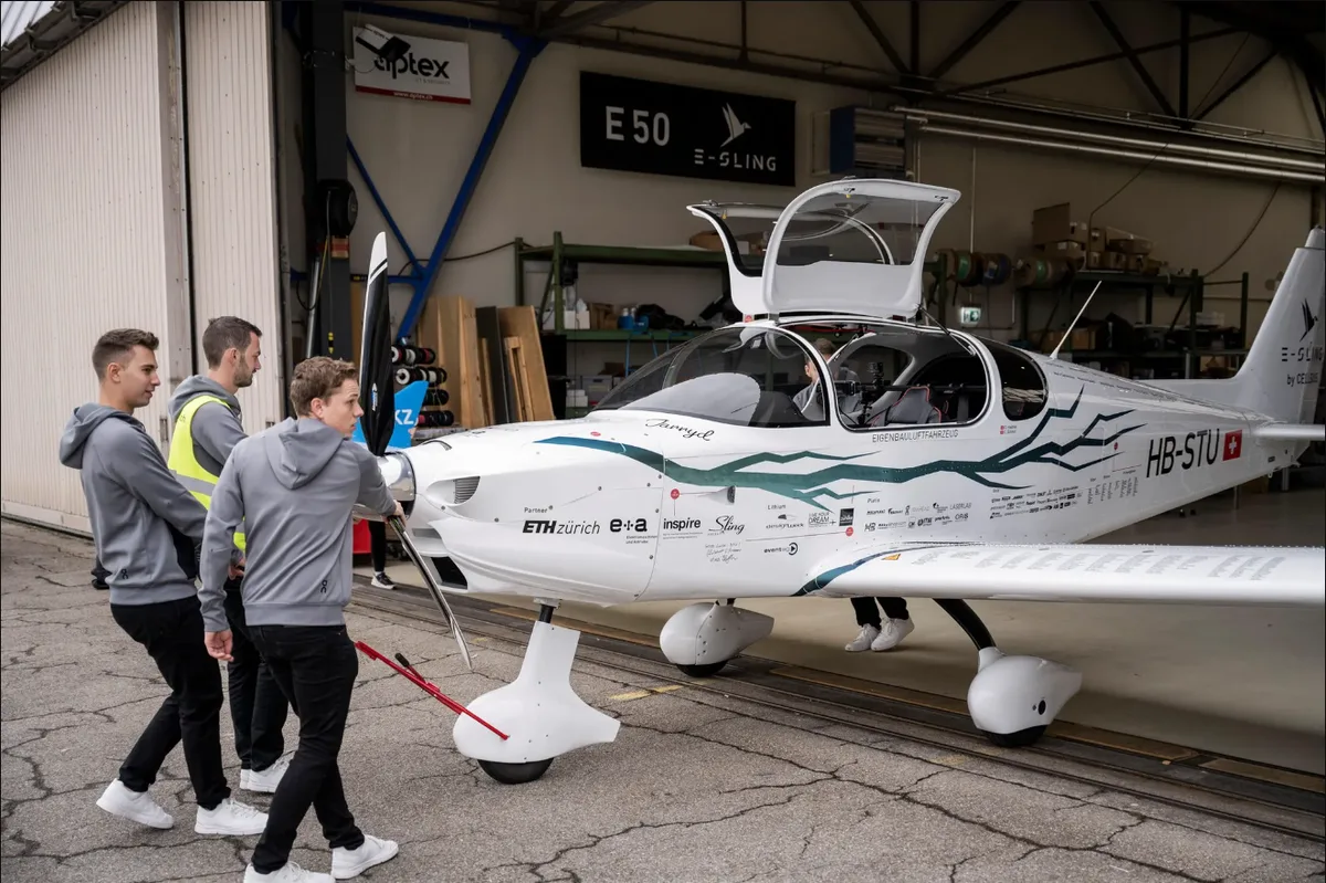 ETH-Studierende mit ihrem Elektro-Flugzeug im Hangar in Dübendorf.