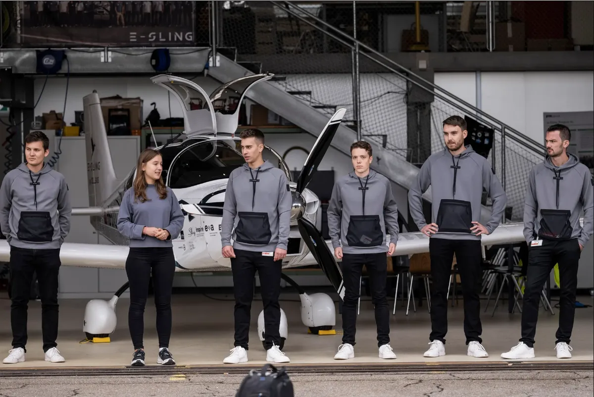 ETH-Studierende stellen auf dem Flugplatz Dübendorf ihr E-Flugzeug vor.