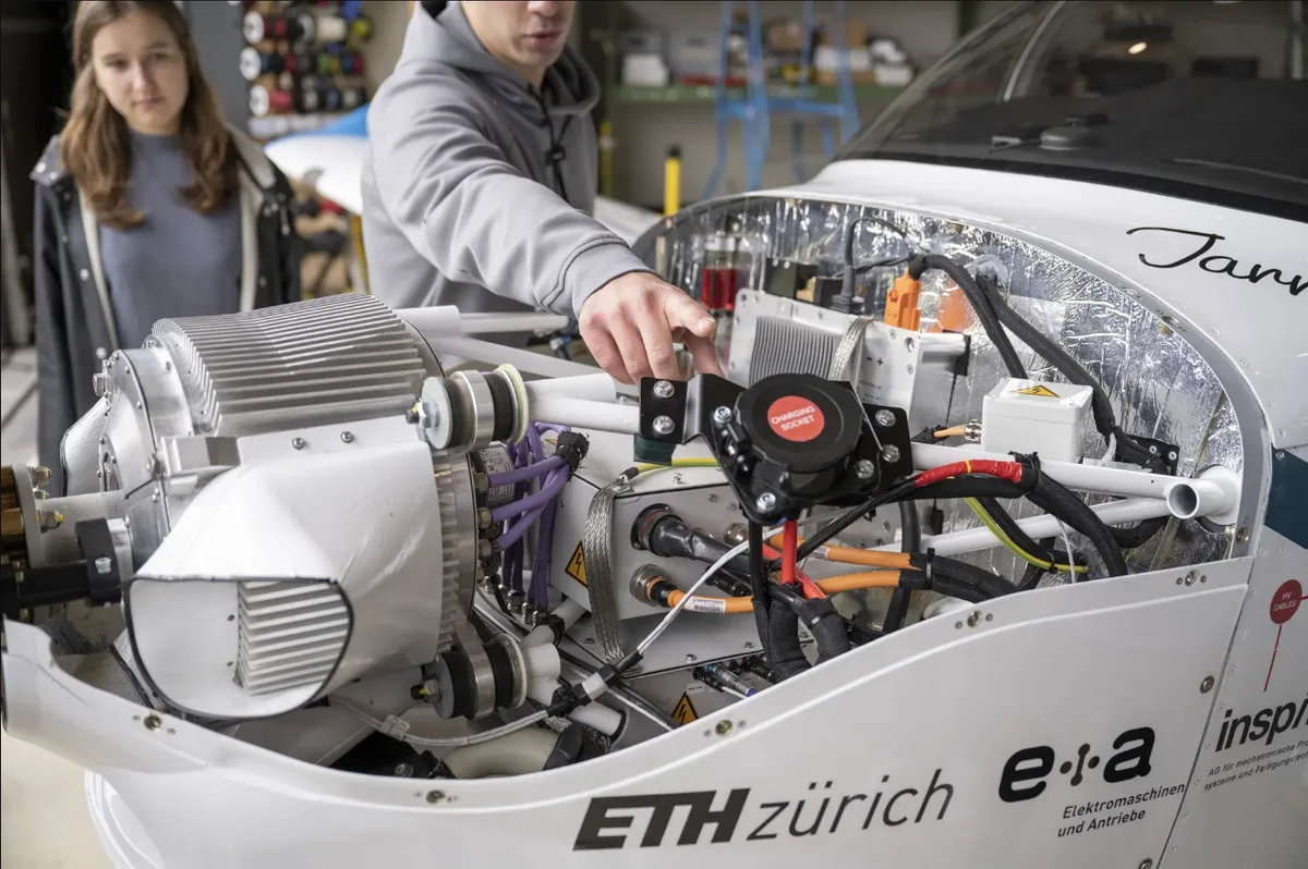 ETH-Studierende stellen auf dem Flugplatz Dübendorf ihr E-Flugzeug vor.