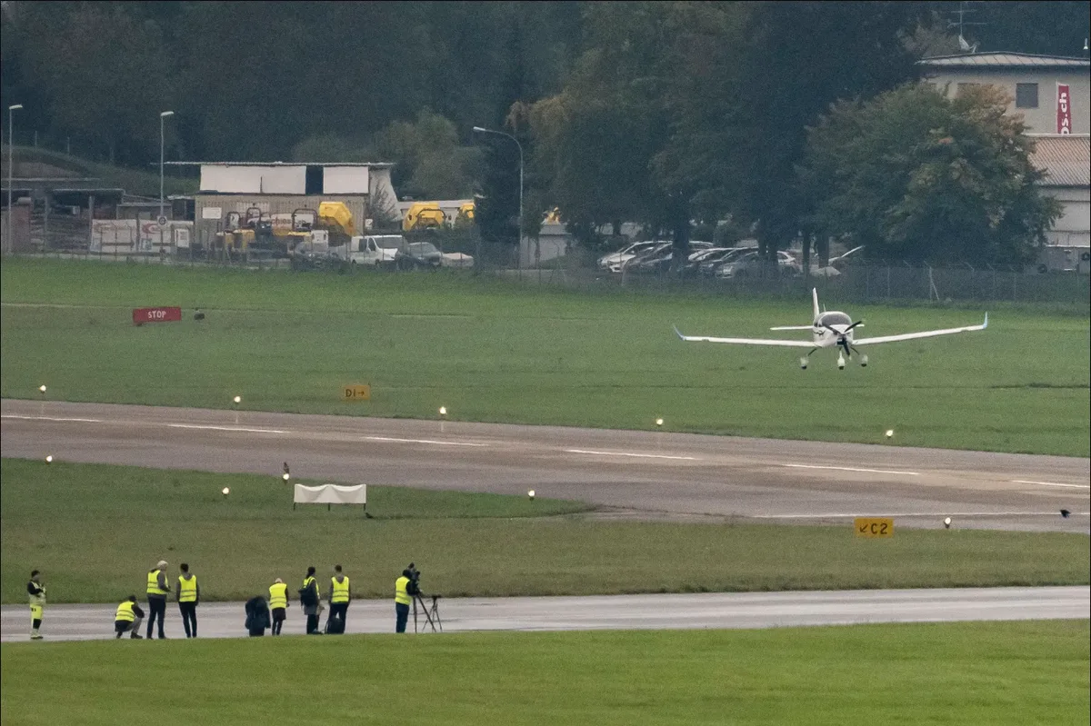 eth_flieger_main Nach rund 20 Minuten Flug setzt die E-Sling, beobachtet von Journalistinnen und Journalisten, auf dem Flugplatz Dübendorf auf.