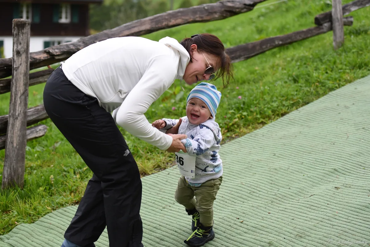 Die Jüngsten starteten zuerst., Die Kinder rannten zusammen mit einem Elternteil, Verwandten oder Bekannten., Dan stürmten die älteren Kinder los., Sie rannten um die vorderen Ränge ..., ... und wurden vom Regen ganz durchnässt., Nach den Kindern waren die Frauen und die Männer an der Reihe., Die Veranstalter bezeichnen die hohe Teilnehmerzahl als erfreulich.