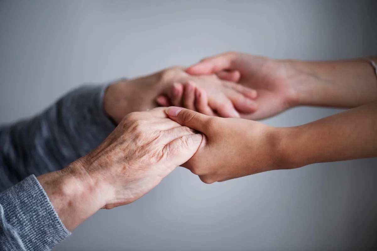 closeup-of-a-support-hands_large Eine Demenzerkrankung durchdringt alle Lebensbereiche. Sie kann nur gemeinsam gemeistert werden.