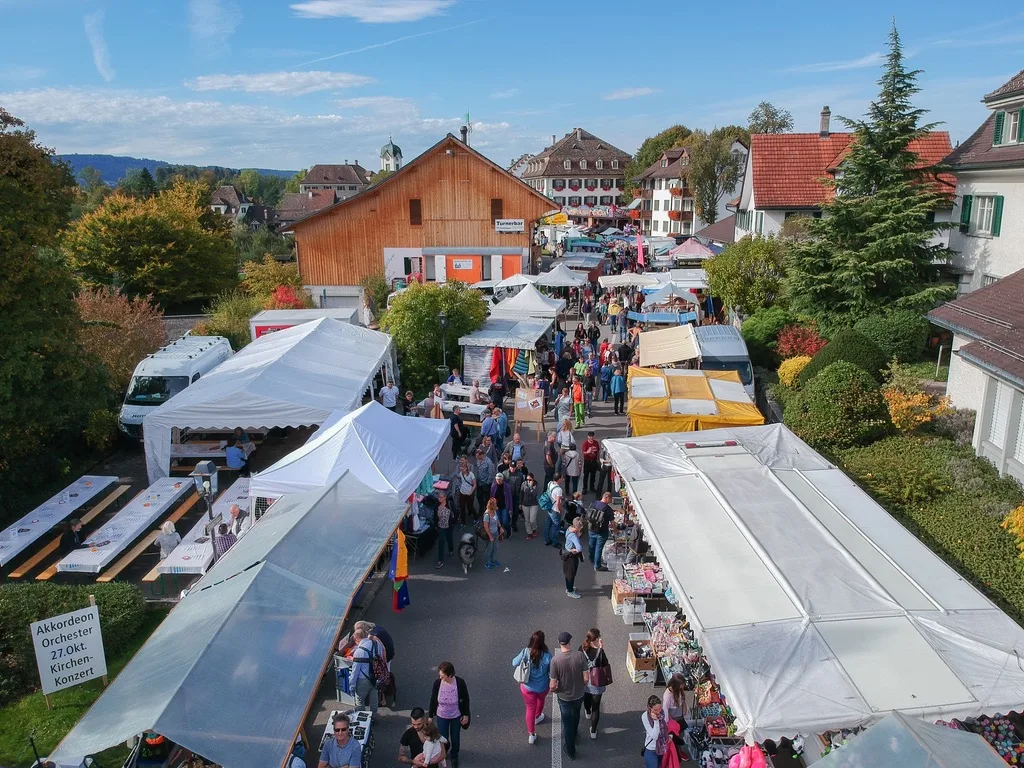 Der Landvogteimarkt in Grüningen bietet viele Strassenstände., Alte Traktoren können bestaunt werden, Viele Köstlichkeiten gilt es auszuprobieren.