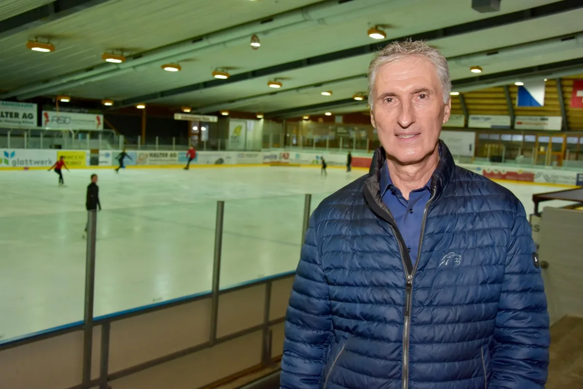 Peter Zahner wohnt in Wangen – und hat es deshalb nicht weit in die Eishalle Im Chreis. , Der EHCD und der ZSC unter einem Schirm: Die Dübendorfer Eishockeyklub ist der Partnerverein der Lions.