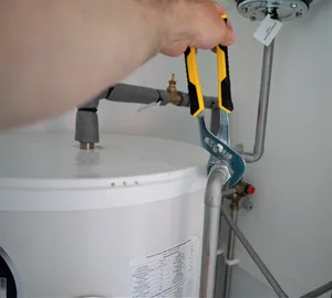 sanitaerarbeit_unsplash_c-oyjoifgcs-unsplash Rinnt eine Leitung und ist schnelle Hilfe vonnöten, sollte man genau schauen, welchen Notfall-Handwerker man sich bestellt.