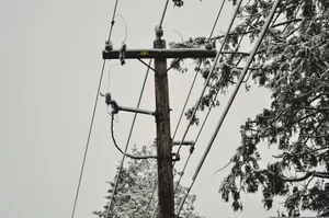 power-lines-4788905_1920 Nach einem unfallbedingten Stromausfall in Bauma gab es in mehreren Haushalten nur noch Kerzenlicht.