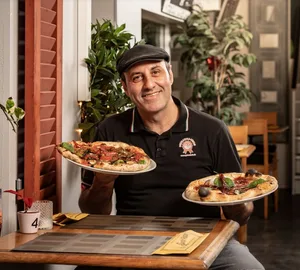 dsc2273 Santino Lanzo ist Verfechter der «Pizza Napoletana»., Nur nach diesem Originalrezept kocht er im Restaurant Santa Pizza in Pfäffikon.