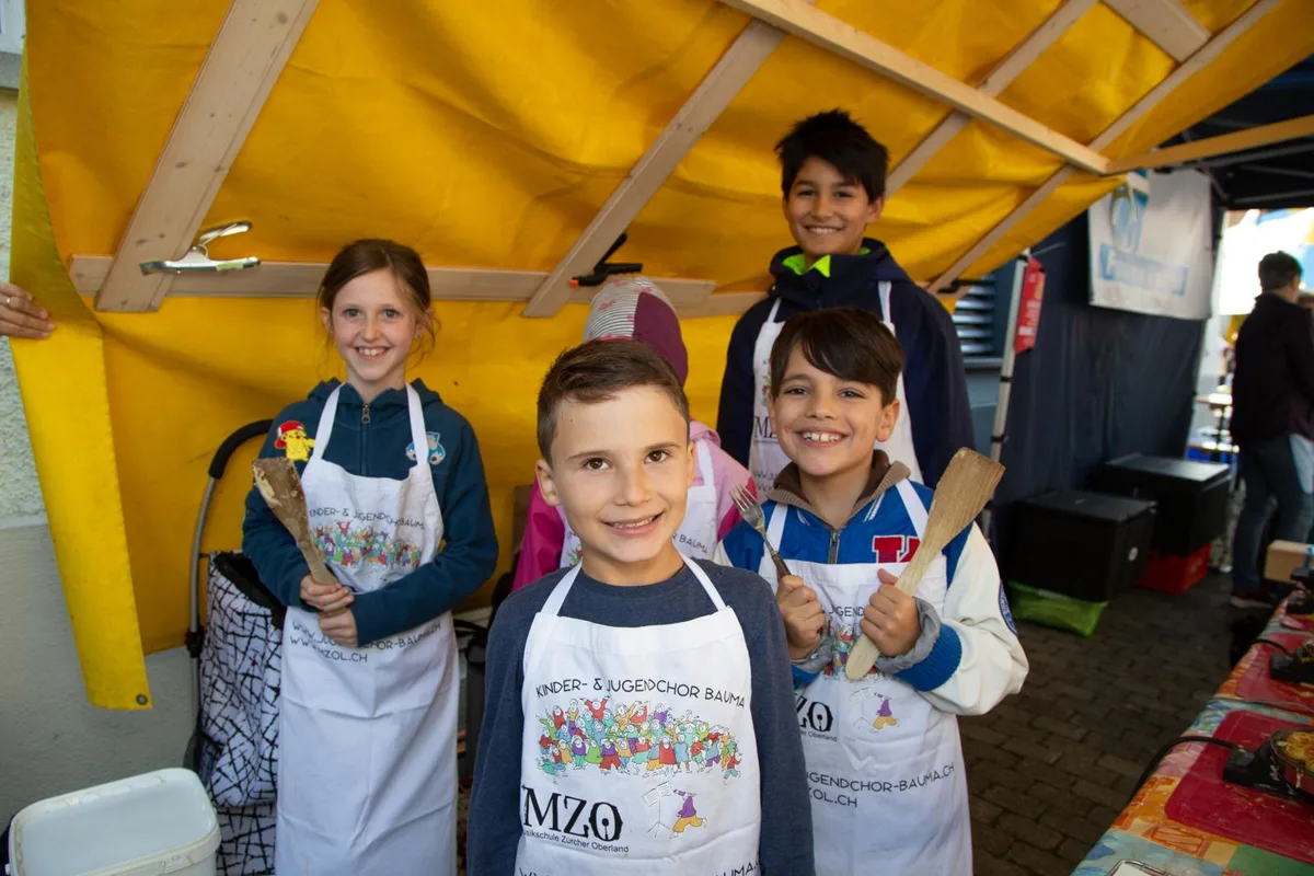 106a7246_preview Die Kinder genossen den Markt in Bauma., Für viele gehörte eine Fahrt auf dem Karussell dazu., Heisse Marroni durften natürlich nicht fehlen., Im Sortiment der Marktfahrer fanden sich allerlei Köstlichkeiten wie zum Beispiel Fondue…, …oder Zuckerwatte., Traditionelles Handwerk wie Korbflechten wurde ebenfalls gezeigt., Die Kinder genossen den Markt in Bauma., Die Kinder genossen den Markt in Bauma., Die Kinder genossen den Markt in Bauma., Ein gekühlter Weisswein durfte an dem warmen Herbsttag nicht fehlen., Auch Glace war hoch im Kurs., Impressionen vom Baumer Herbstmärt am 8. Oktober 2022.