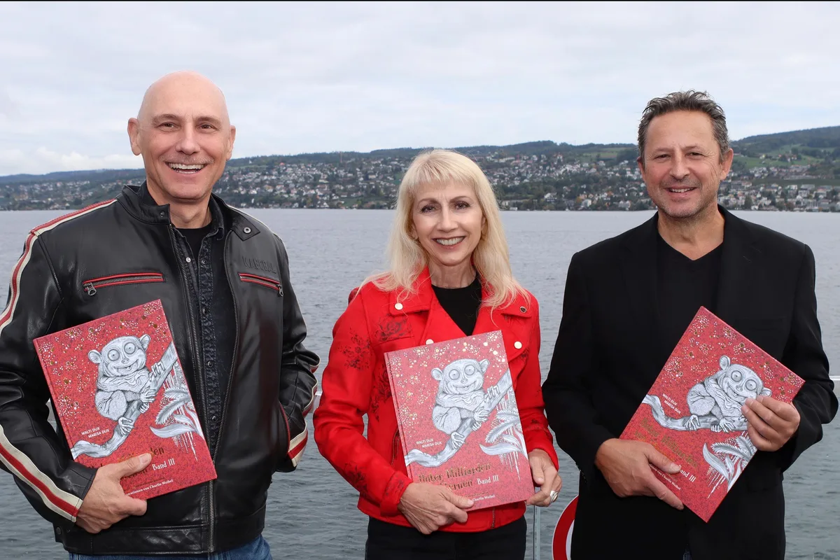 walti-und-marisa-dux-unter-milliarden-von-sternen Walti und Marisa Dux (von links) zusammen mit Illustrator Charlie Weibel., Beim dritten Band ziert ein Koboldmaki das Cover.