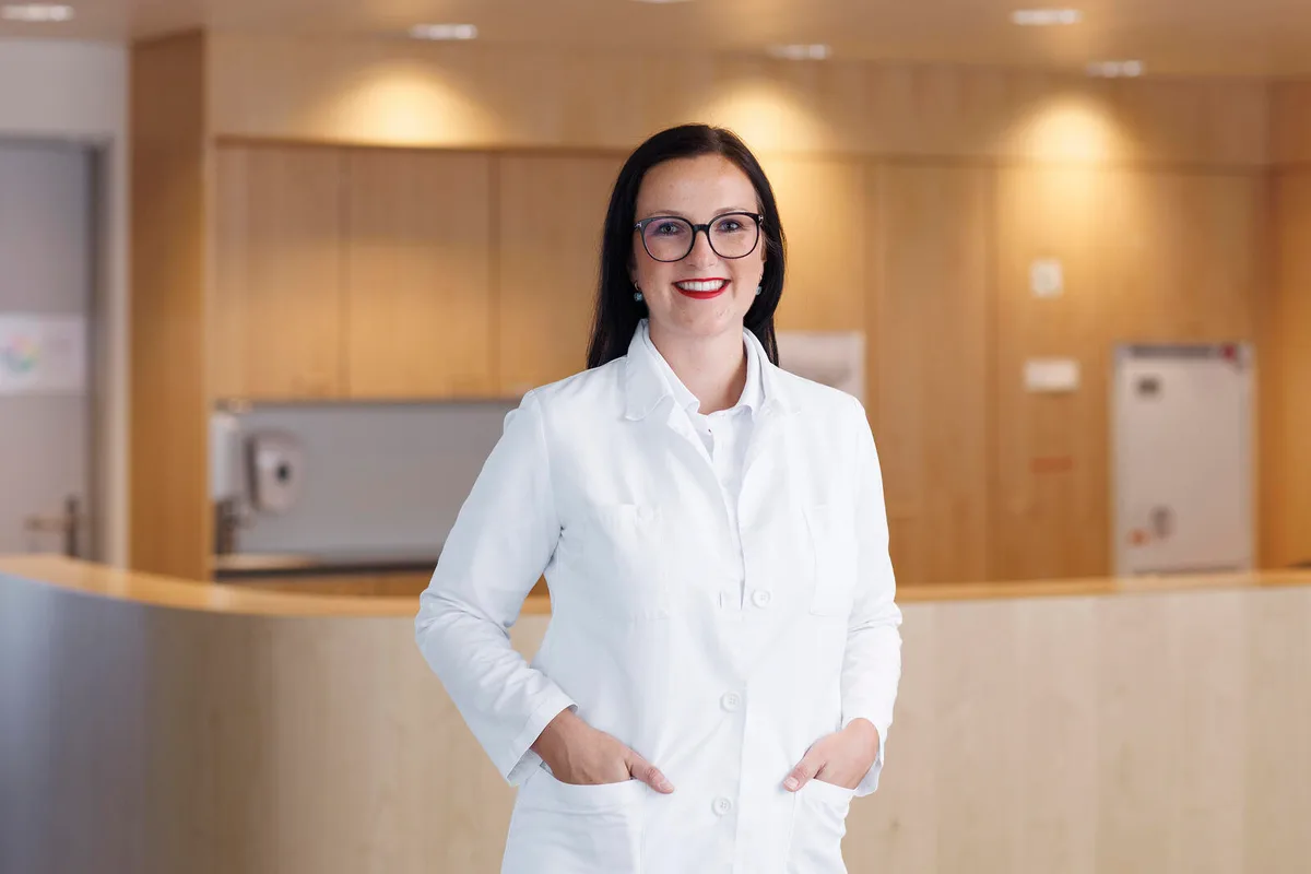 dr_alexandra_kochanowski_medien Alexandra Kochanowski ist ab 2023 die neue Chefärztin der Frauenklinik am GZO Spital Wetzikon., Jürg Schneider, bisheriger Chefarzt der Frauenklinik, geht Ende 2022 nach 28 Jahren in Pension., Jürg Schneider steht seiner Nachfolgerin noch als Mentor zur Verfügung.