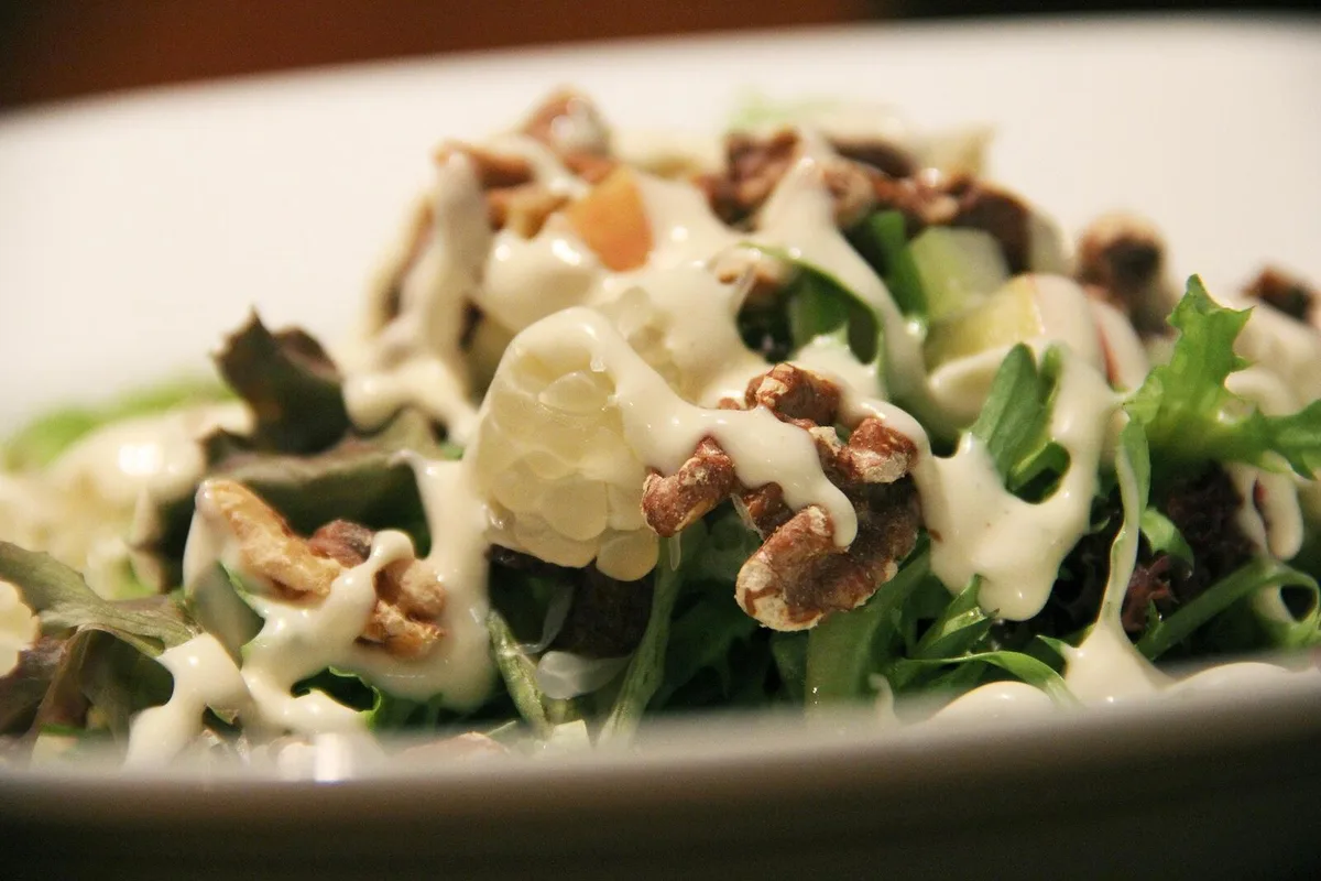 Walnuss auf dem Salat.