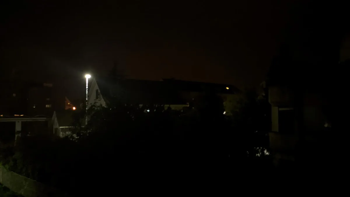 Auf dem Foto sieht man eine Strassenlaterne. 