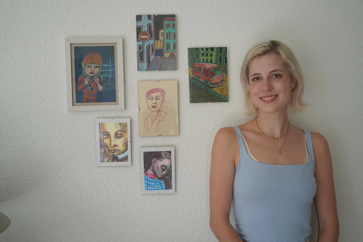 Künstlerin neben ihren Bildern
