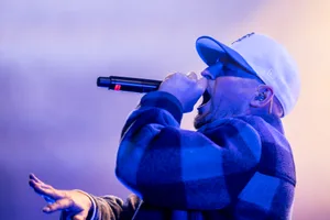 h2u-openair-samstag-musik-uster-crm-59 Stress schickt eine Protestnote nach Moskau., Stress und die Sängerin Karolyn heizen den H2U-Besuchern ein., «Gumpen» gehört zum festen Bestandteil des Auftritts. , Das Publikum geht bei Stress' Auftritt lautstark mit., 2400 Leute verfolgen den Auftritt von Stress., Abgesehen von einem kurzen Wolkenbruch hält sich das Wetter sehr gut., Phenomden bringt das Publikum in Schwingung.