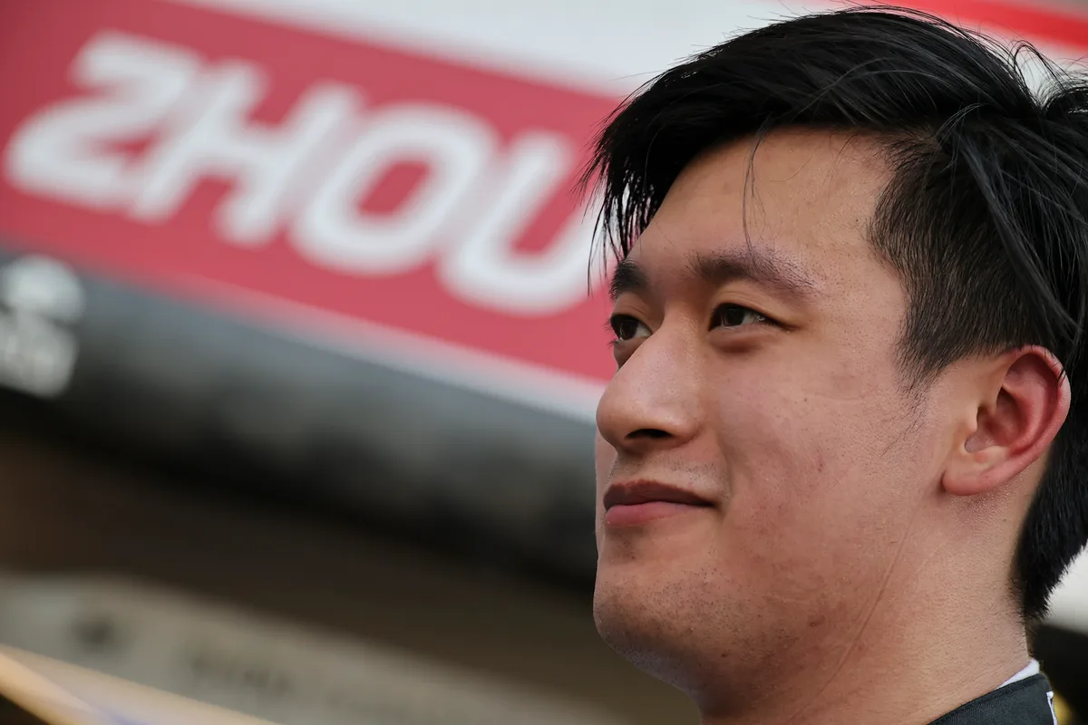 2022_monaco_grand_prix_-_friday Zhou Guanyu hat sich in der Formel 1 schnell einen Namen gemacht., Seine eigenen Ziele hat der Chinese bereits erreicht., Teamintern geniesst er einen sehr guten Ruf., Druck von aussen ist er schon lange gewohnt.
