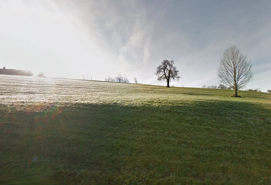 hittenberg Die Rega stand am Motagabend in der Region im Einsatz. Eine Verletzte wurde auf dem Hittenberg abgeholt., Wie die Flugroute zeigt, startete der Airbus H145 ab Dübendorf ..., ... und landete auf dem Hittenberg, in der Nähe der Höhenklinik., Auf diesem Gelände in Wald hat jeweils das Festival «Hidden Air» stattgefunden., Anschliessend flog der Helikopter das GZO an., Ein Modell dieses Airbus Helicopters H145 stand am Montag im Einsatz.