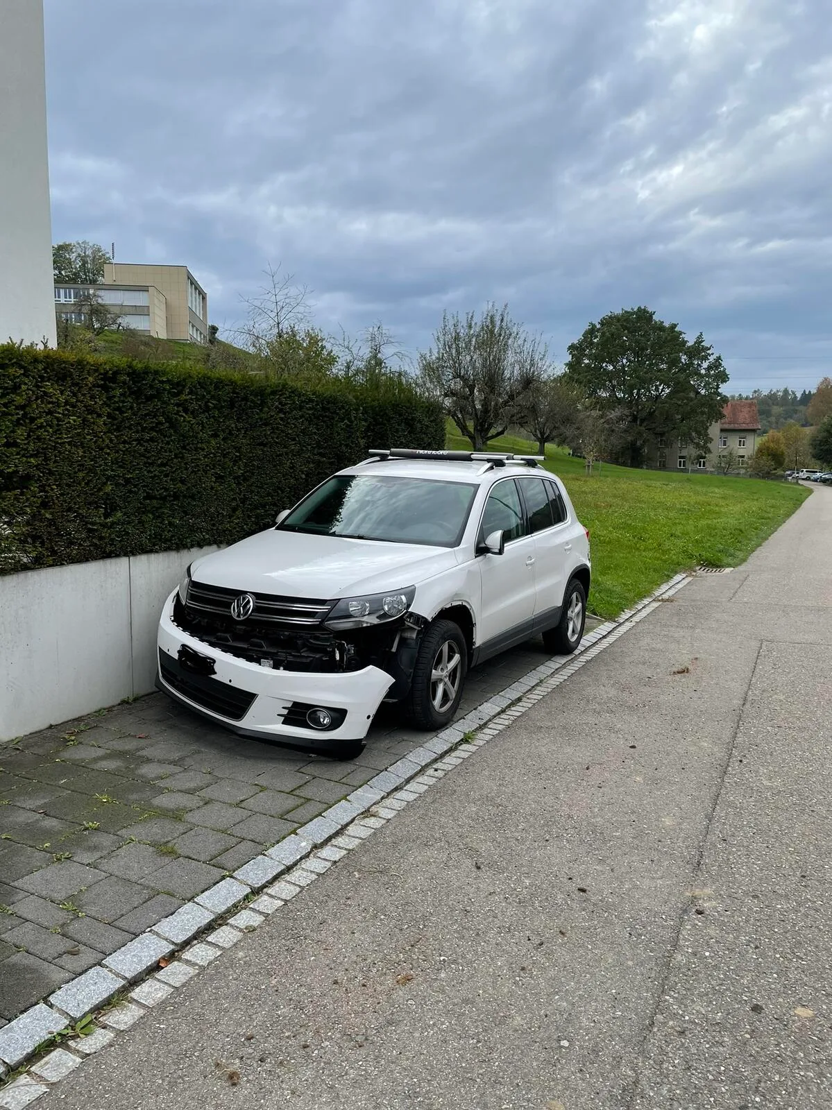 auto_traktor Kein Weiterfahren: Das Auto eines Leserreporters erlitt einen grossen Parkschaden., Ein Anwohner berichtet, ein Traktor sei am Auto vorbeigeschrammt. , Auch ein Motorrad wurde Opfer des vorbeifahrenden Fahrzeuges.