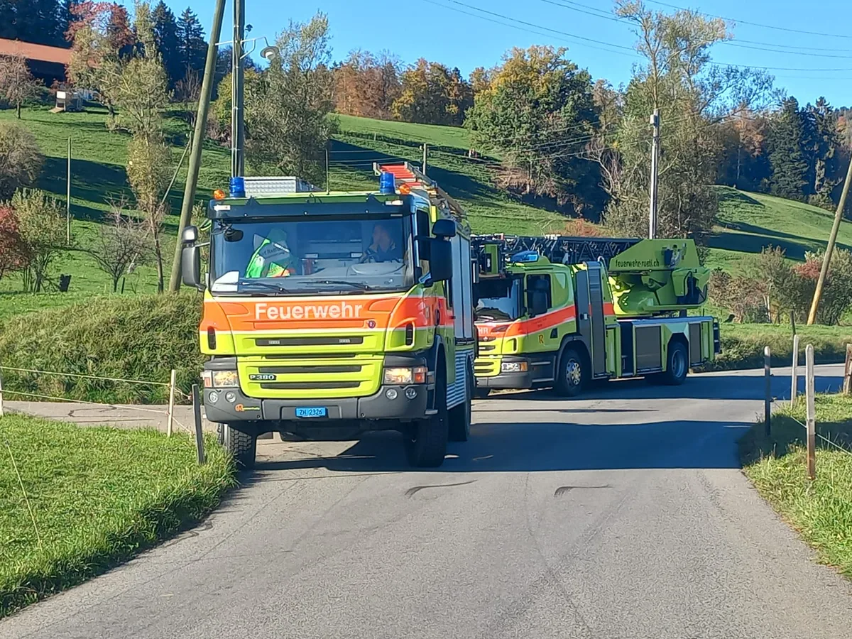 e78a05_e3a00d858f4f461fb8418370ad619936_mv2 Die Autodrehleiter der Feuerwehr Rüti musste am Samstag zu einem Brand ausrücken.