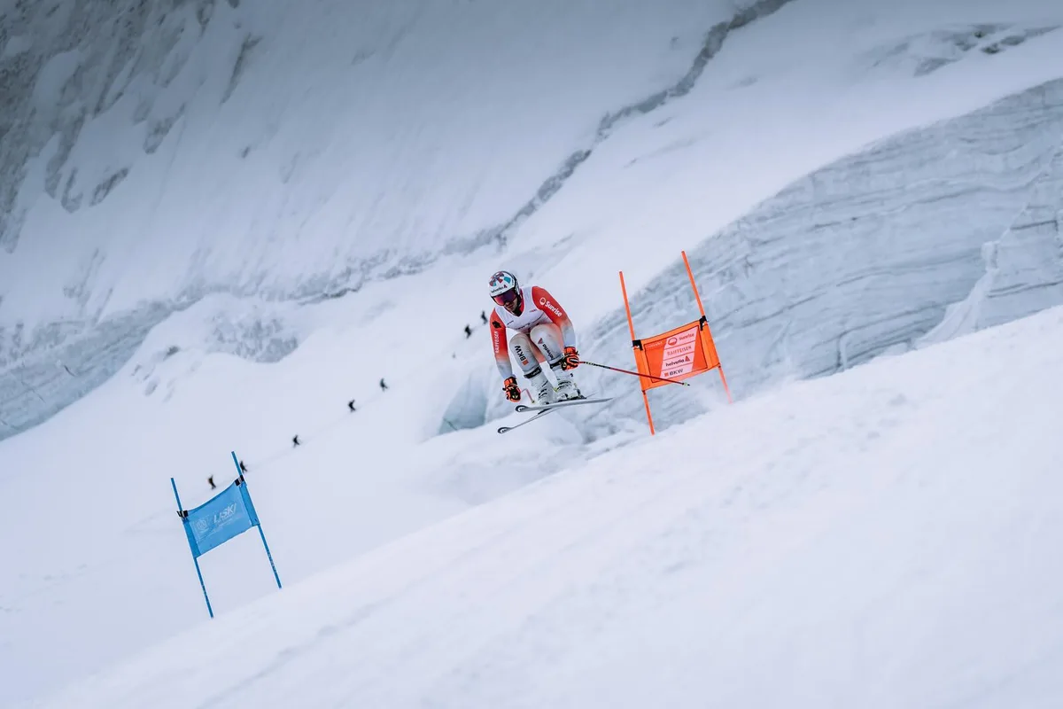 roulin_saasfee Gilles Roulin im Training auf dem Gletscher (im Bild in Saas-Fee)., Die Gletscherschmelze und der Klimawandel beschäftigen den Grüninger., «Es geht nur in eine Richtung, es wird nur noch schlimmer», sagt er.
