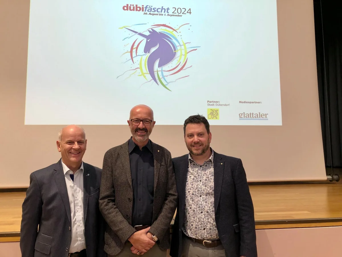 vereinssitzung_gt_karin_sigg_5_preview Marcel Ingold, Stadtpräsident André Ingold und Stadtrat Hanspeter Schmid informierten die Vereine., Für einige waren die Neuigkeiten zum nächsten Dübifäscht (Bild von 2016) zentral..., ... für andere, wie es mit den Projekt Sportzentrum weitergeht.