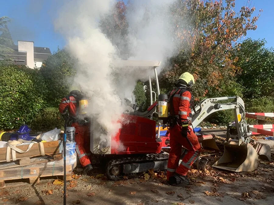bagger Der Bagger in Uster rauchte stark, als die Feuerwehr eintraf.