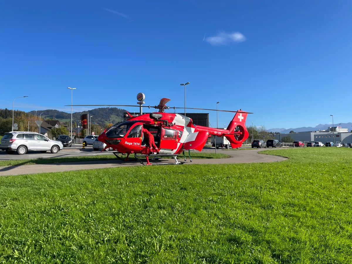 image00005 Hier landet ein Heli der Rega: Der Grund für den Einsatz ist der Brand in Hinwil.., Beim Brand eines Wohnhauses verletzte sich gemäss Zeugenaussagen eine Person., Kurz nach halb vier Uhr kamen die Rotorblätter zum Stillstand., Vis a vis vom Burger King setzte der Rettungshubschrauber zur Landung an.