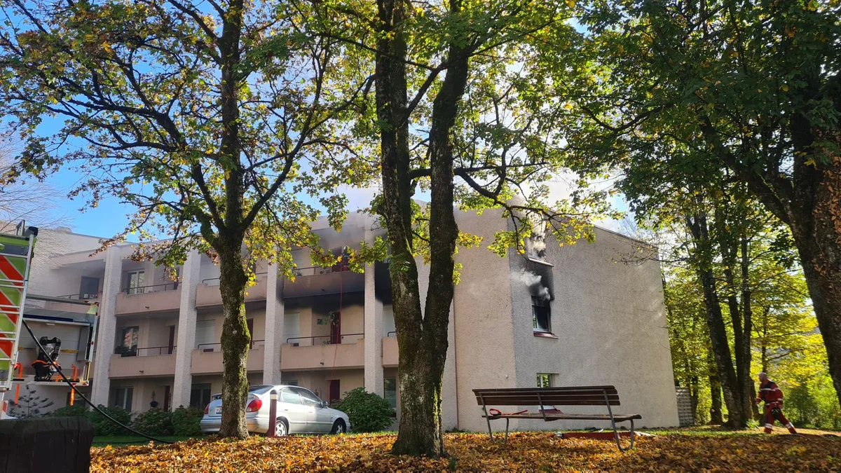 whatsapp_image_2022-10-27_at_15-07-53_1 In Hinwil kam es am Donnerstag zu einem Wohnungsbrand., Dabei wurde eine Person verletzt., Diese wurde durch die Rega ins Spital gebracht., Die Rauchwolken stiegen in den sonst strahlend blauen Himmel..., ... und waren bereits von Weitem zu sehen.