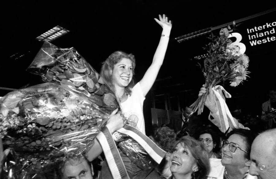 bielmann1_0 Eiskunstlauf-Legende Denise Biellmann lässt sich nach dem Goldgewinn und einem Monat Showtournee feiern.