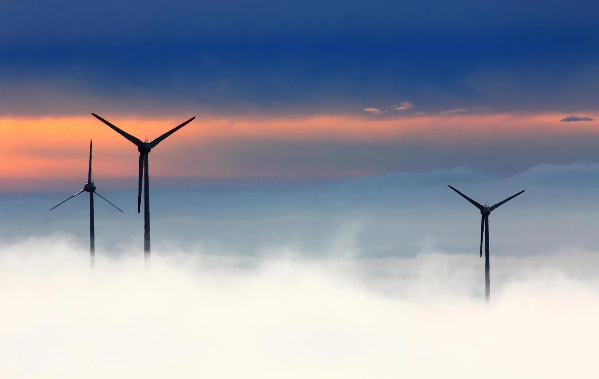 windmills-1048981_1920 Morgenrot für die Windenergie im Oberland? Die Nebel lüften sich ..., Eine Windenergie-Anlage zu 9 GWh/a Jahresernte im Jahr nebem dem Jabee-Tower Dübendorf und der reformierten Kirche Uster. , Grössenvergleich einer Windenergie-Anlage zu 3 GWh/a Jahresernte dem Bachtelturm, dem Schlot der KEZO Hinwil und Kirche Gossau.