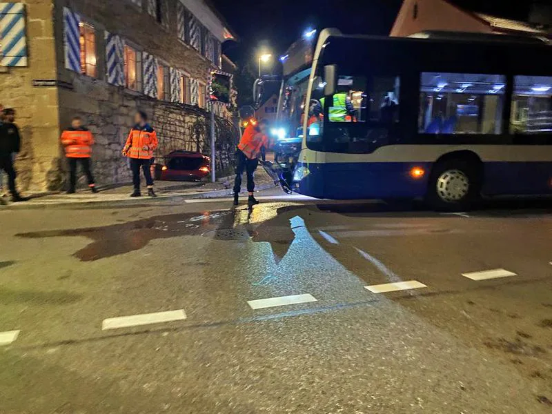 312971614_497199615786713_3138221240812526685_n In Uster kam es zu einem Verkehrsunfall., Ein Auto kollidierte mit einem Bus., Eine Person wurde verletzt.