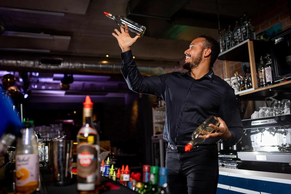 bartender-schweizermeister-zeughausbar-uster-crm-19 John Marquez ist zweifacher Flairtending-Schweizermeister und arbeitet in der Zeughausbar Uster., Jetzt hat er Grösseres vor: Der 26-Jährige fährt an die Weltmeisterschaft in seiner ursprünglichen Heimat Kuba.
