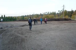 dsc02091 Die spärlichen Teilnehmer auf dem Weg zu den Komposthaufen., Gärtnermeister Kunz erklärt den Unterschied zwischen Verfaulen und Verrotten., Eine Diskussion zum Thema Plastik entbrennt., So sieht die Erde aus, wenn sie aufbereitet ist., Die dampfenden Haufen riechen erdig-süsslich., Ein Gärtner bringt den Winterschnitt in die Anlage., Die fertigen Komposthaufen warten auf die Weiterverarbeitung., Diese Maschine macht die ganze Arbeit: Der Kompostwender.