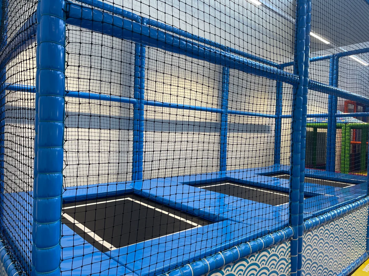 Drei Trampoline warten auf waghalsige Saltos von kleinen Akrobaten. (Foto: PD)  trampolin im ema spielparadies in wetzikon