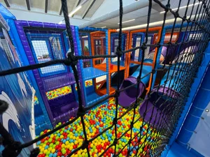img_4346 Mit der Rutschbahn direkt ins Bällebad: Im neuen Spielparadies in Wetzikon können sich kleine Kinder austoben. , Kinder im Alter bis zehn Jahren sind in der Spielburg erlaubt. , Doch auch Erwachsene können mit den Kleinsten durch die Gänge kriechen, mitspielen und ein Bad in den Kugeln geniessen.