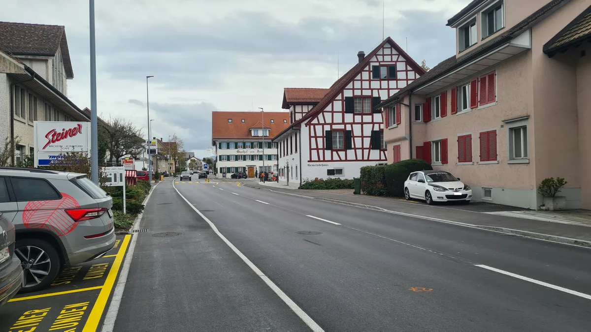 Lange war sie gar nicht oder nur einseitig befahrbar, jetzt ist sie wieder komplett offen: Die Kempttalstrasse in Fehraltorf., Grund für die Bauarbeiten war der Zustand der Strasse.