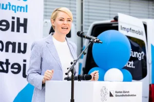impfmobil_gossauzh_13 Natalie Rickli bei ihrer Ansprache in Gossau im Sommer 2021 – kurz darauf kam es zur Attacke.