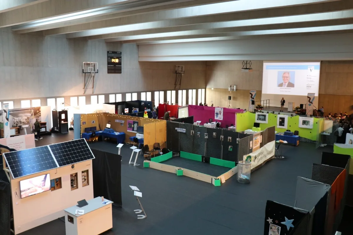 Verschiedene Stände in der Mehrzweckhalle des Bildungszentrums Uster. 