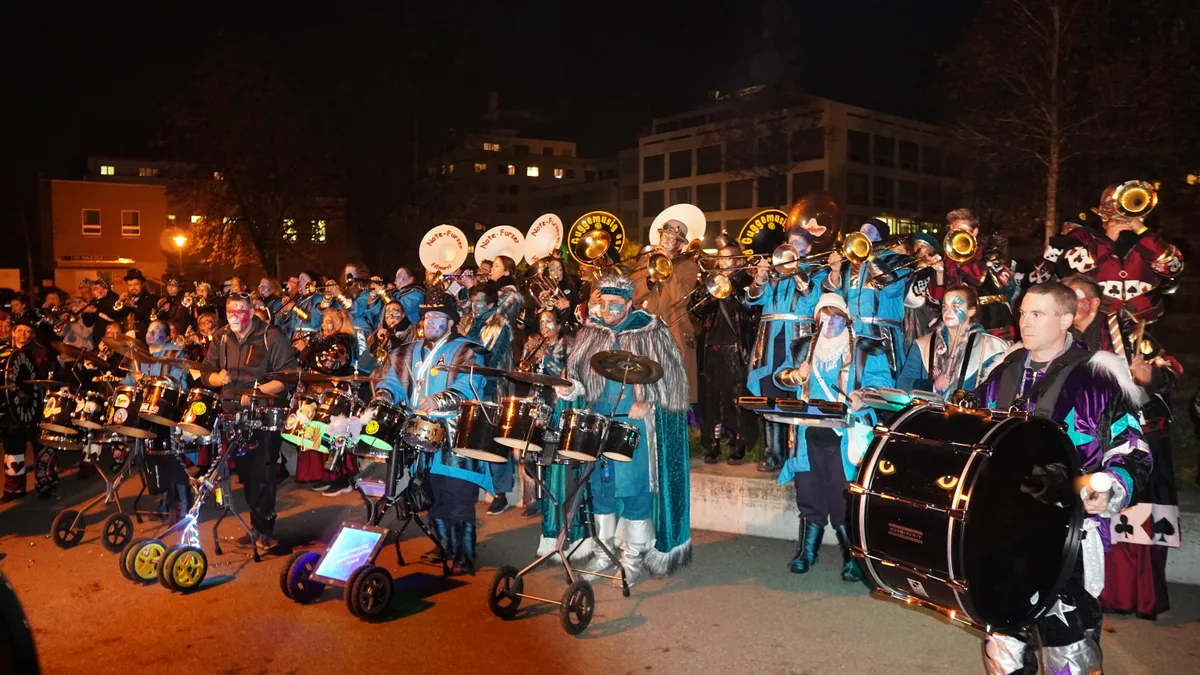 Der Höhepunkt der Party ist das Monsterkonzert. , Bei einem Monsterkonzert spielen alle Guggenmusigen zusammen. , Danach treten die Guggenmusigen einzeln auf - in und vor der alten Turnhalle.