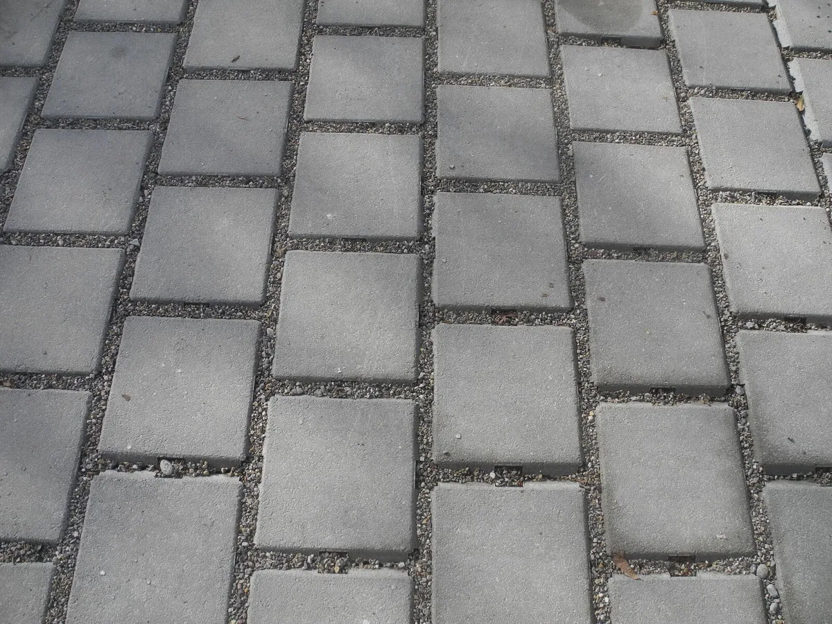 Durch ihre Offenporigkeit lassen die Betonsteine das Wasser vor Ort versickern.