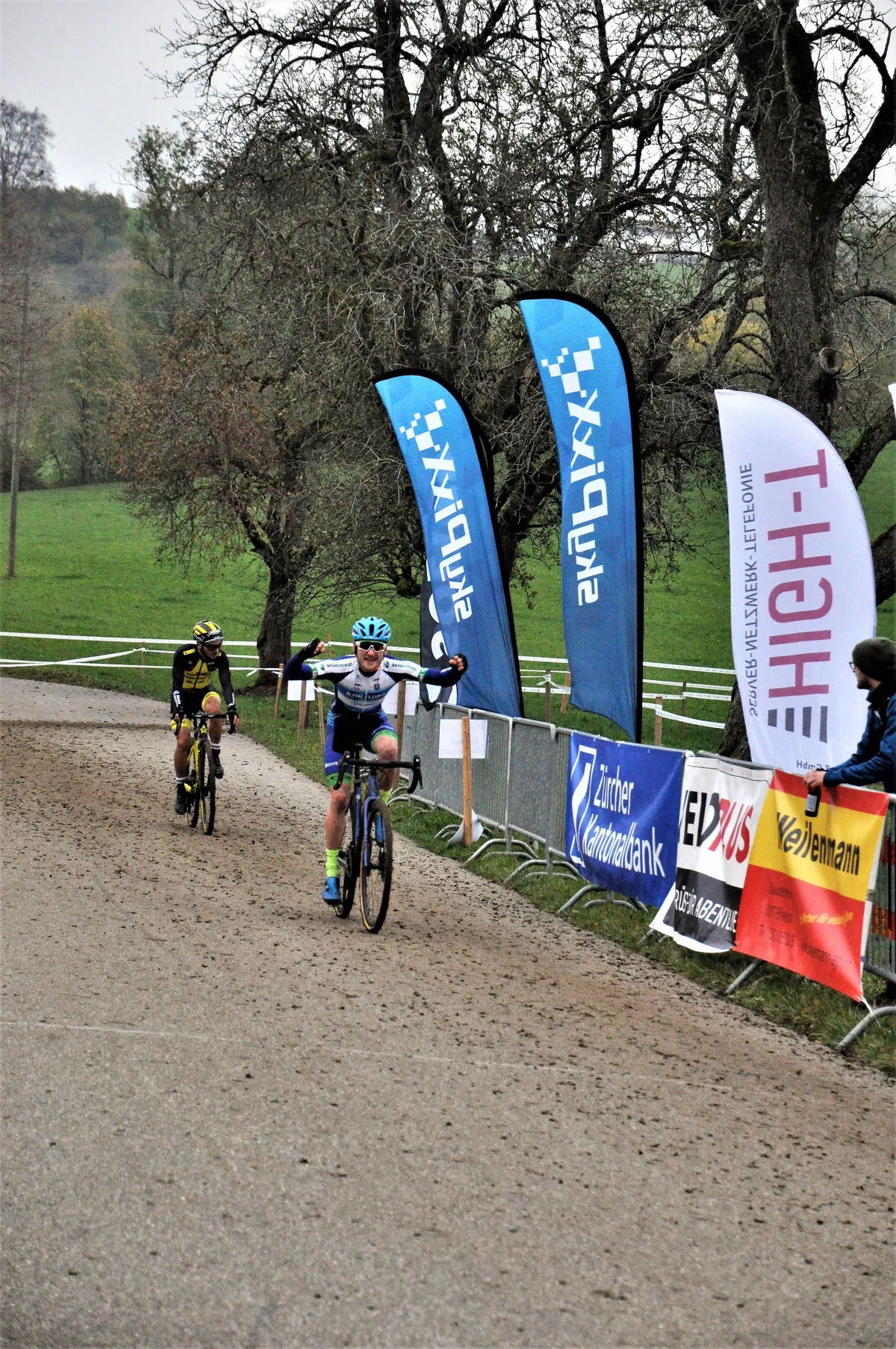 sieg_elite Am Ende jubelte ein Tscheche: Jakub Riman siegte in Hittnau vor Gioele Bertolini (ITA)., Loris Rouiller wurde als bester Schweizer Dritter.