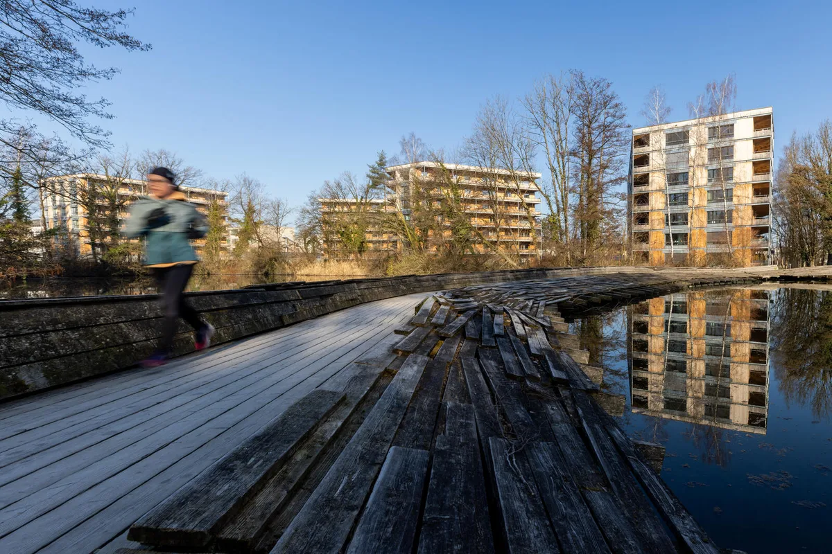 Der Zellwegerpark ist einer von drei Ustermer Parkanlagen, die direkt an den Aabach grenzen. Blick auf die Holzbrücke am Zellweger Park.
