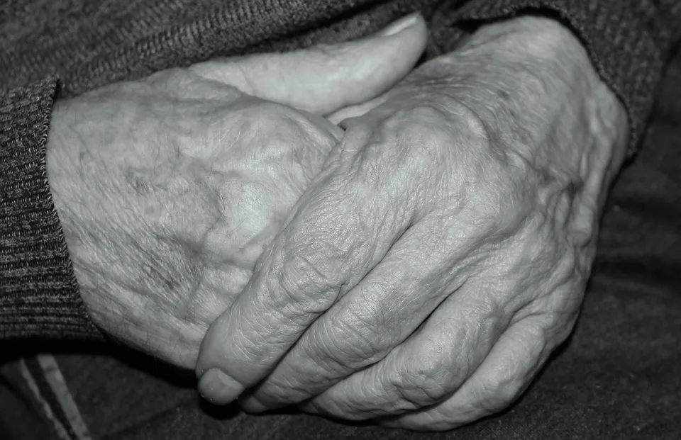 senior_pixabay_4638269_960_720 Sich einfach mal ruhig hinsetzen, sollte der Senior – doch er schlug einen Polizisten.