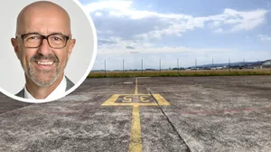 ingold_kombo Stadtpräsident André Ingold freut sich, dass die Anrainer nun aktiv an Entwicklung mitwirken können. , Rund 50 Prozent der Fläche, die heute gesperrt ist, soll öffentlich zugänglich werden. , Rot: Campus Innovationspark; orange: Freiflächen; grün: Natur und Landwirtschaft. , Das Fliegermuseum sollte gemäss Planern eigentlich Teil des Areals sein, doch es droht die Schliessung., Mit Veranstaltungen soll die Bevölkerung dazu animiert werden, das Areal zu besuchen.