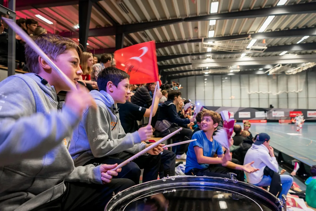 sport_24112019_unihockey_crm_16_preview Grosse Kulisse, gute Stimmung: Die Uster Games locken mehr Publikum in die Halle als der normale Meisterschaftsbetrieb., Besondere Ambiance: Die Handballer vor ihrem Spiel an den Uster Games 2019., Darf auch nicht fehlen: Maskottchen Bibo., Hopp Uster! Der Fokus liegt nicht auf auswärtigen Klubs, sondern ausschliesslich auf den lokalen Teams.