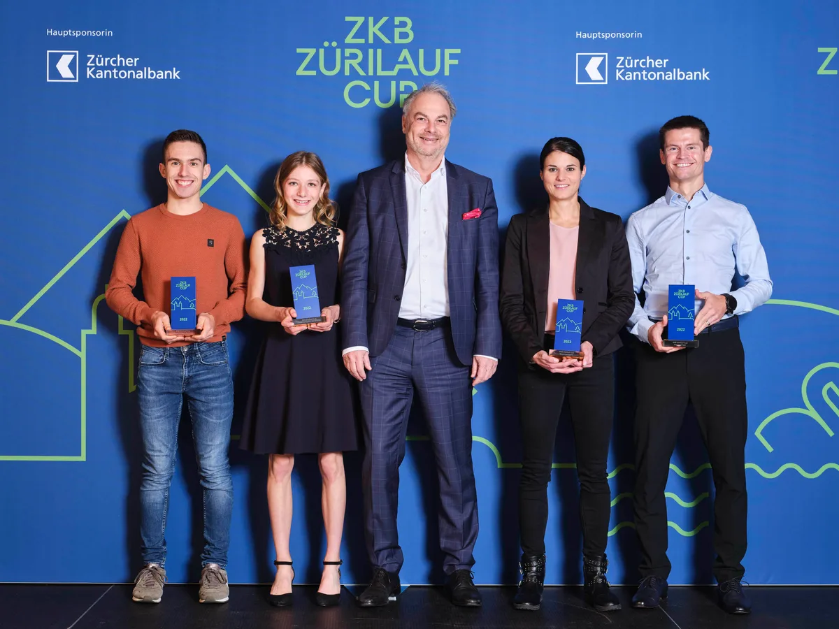 gesamtsiegerinnen_und_-sieger Noé di Bari (1.v.l.) und Manuela Menzi (rechts von ZKB-Vize Roger Liebi) durften ihre Trophäe in Empfang nehmen.