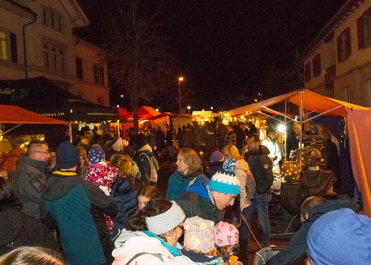 gedraenge_am_adventsmaert_wila_weu_preview Besser so als leer: Ziemliches Gedränge herrschte beim Adventsmärt am Samstagabend., Nichts für Menschen, die Diät halten wollen - leckere Backwaren., Renate Meier vom Bio Eschenhof., Gute Laune haben diese Festbesucher., Und die zwei hier auch., Der Slogan dieses Standes: Energie sparen, Wolle tragen., Alexandra und Raphael Müller vom Biohof Orflen., Susi Affeltranger mit beleuchteten Kugeln., Der Marktstand Egelschön., Gabi Färber mit Schönem aus alten Stoffen, Besonders verlockend waren für viele die Backwaren. , Ein beliebter Platz am Märt: die Feuerschale., Manuela Ruckstuhl mit ihren Mützen., Farbiges Meer aus Mützen
